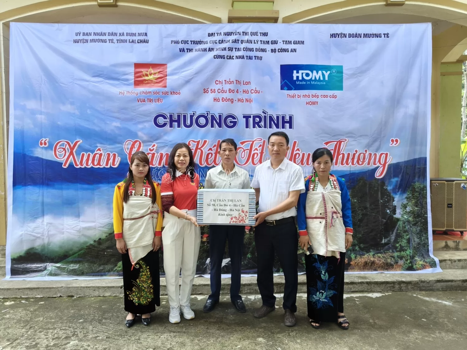 chị Lan tặng quà