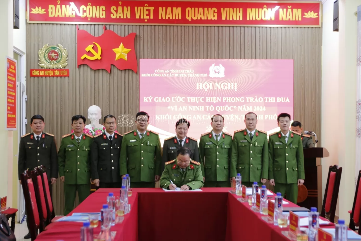 Đại diện lãnh đạo Công an huyện, thành phố ký giao ước thi đua Vì ANTQ năm 2024