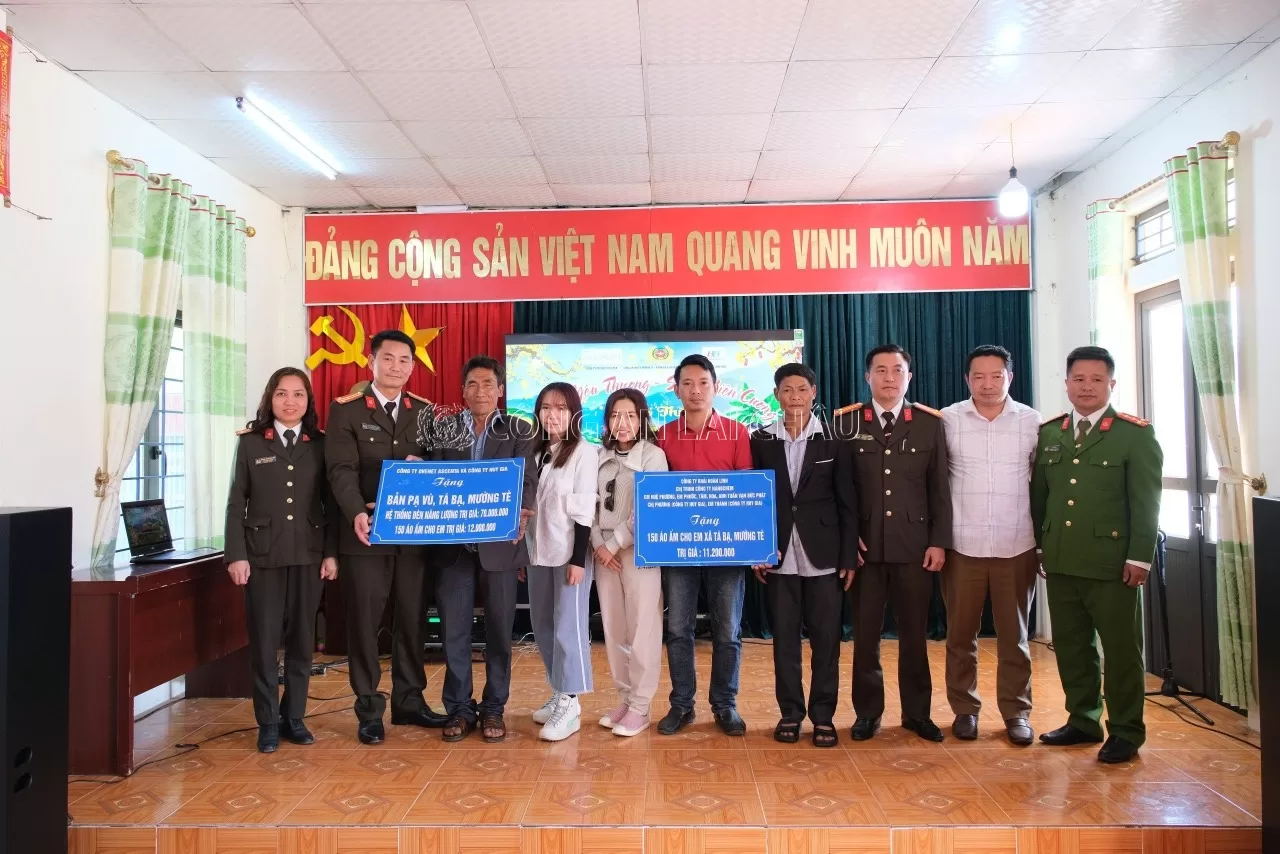 Đoàn thiện nguyện Phòng Hậu cần Công an tỉnh và Nhà tài trợ trao quà và bàn giao hệ thống điện chiếu sáng năng lượng cho bản Vạ Pù và Lạ Si, xã Tá Bạ, huyện Mường Tè