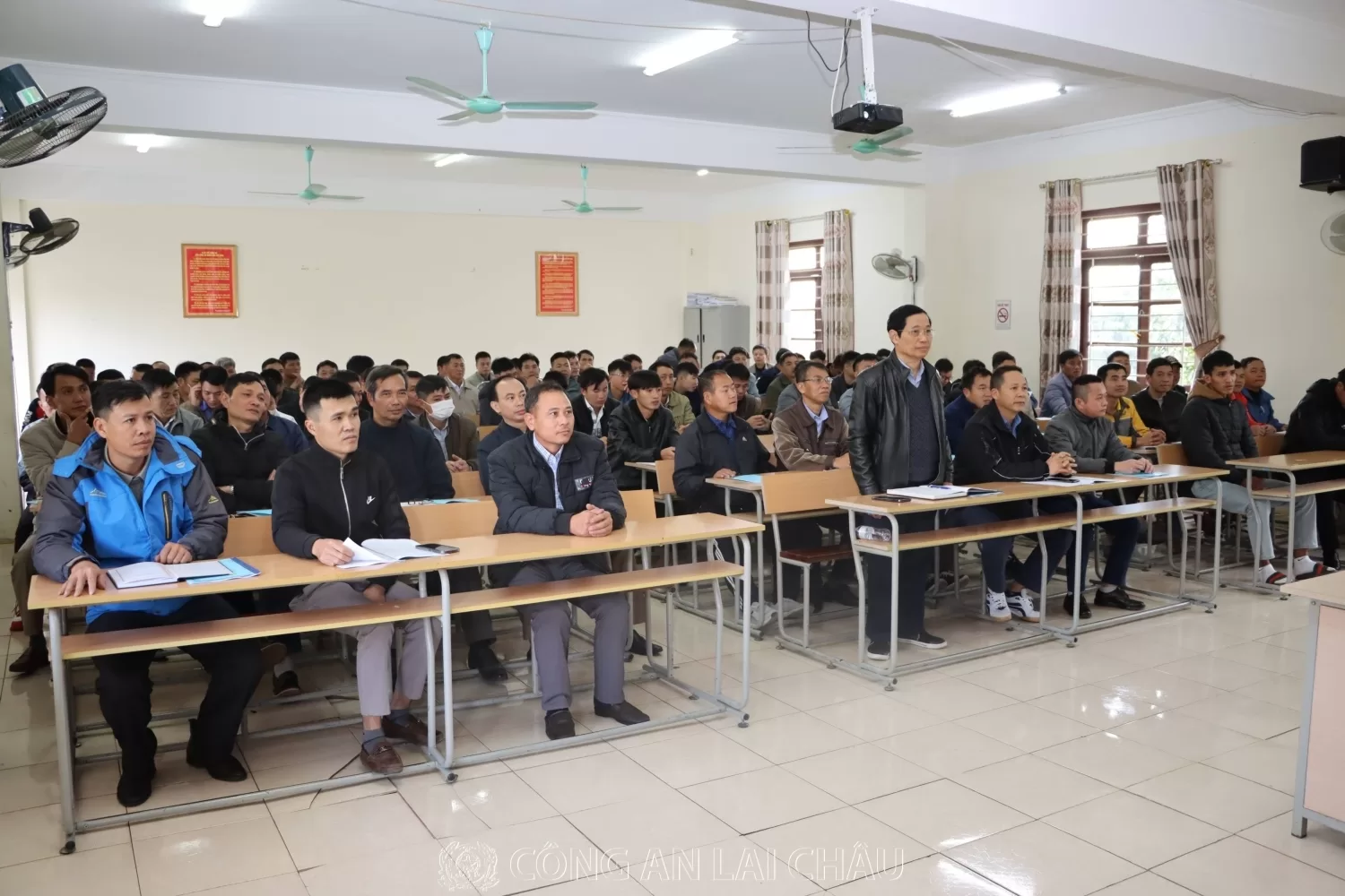 Học viên tham phát biểu