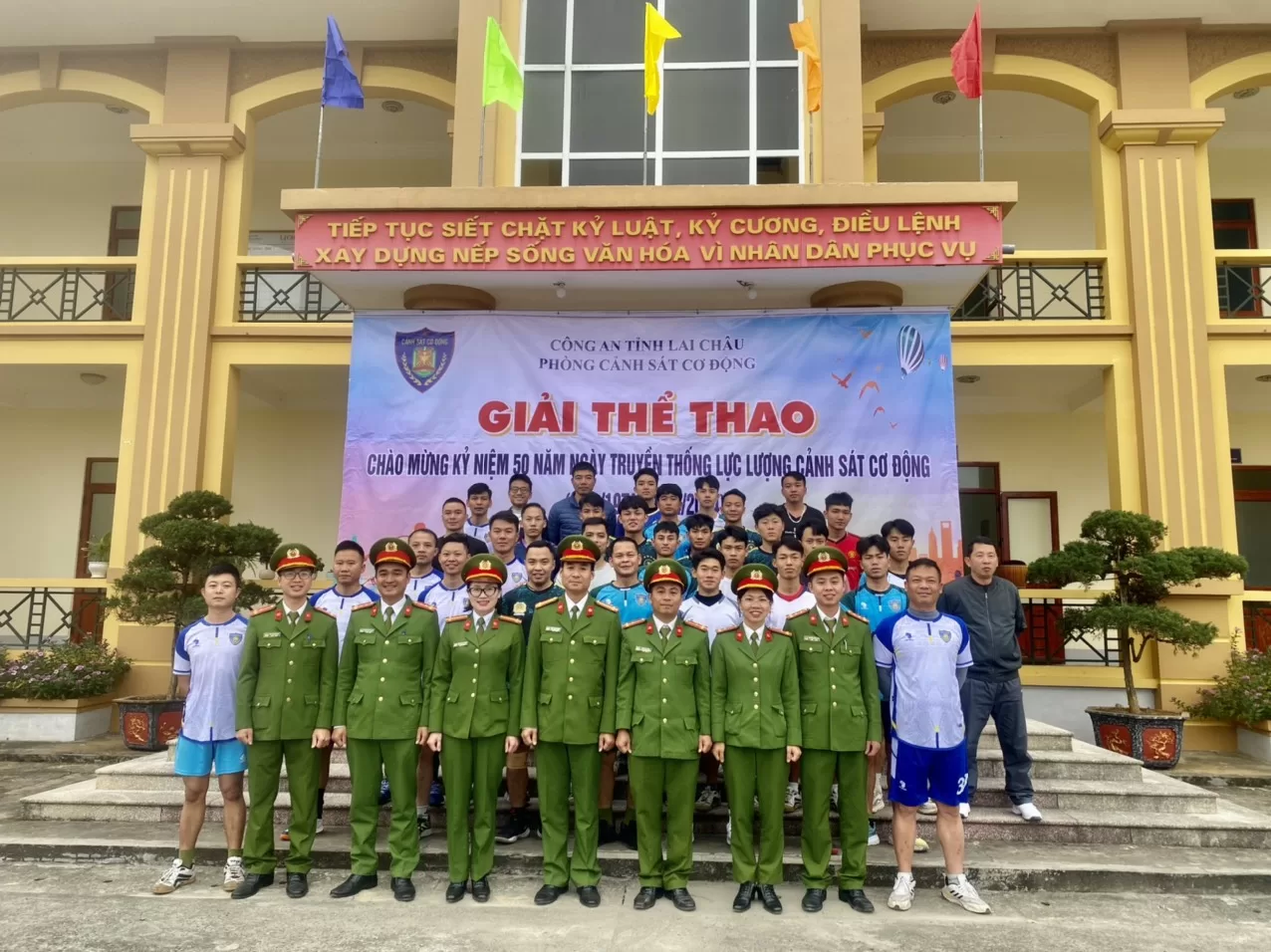Lãnh đạo đơn vị, BCH chi Đoàn chụp ảnh lưu niệm cùng vận động viên các đội bóng