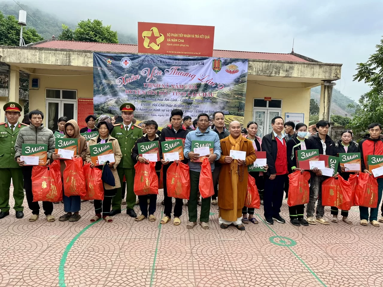 Tổ chức hoạt động Thiện nguyện giúp đỡ đồng bào có hoàn cảnh khó khăn.