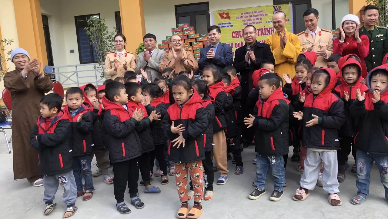Đoàn trao tặng áo ấm cho các em học sinh.