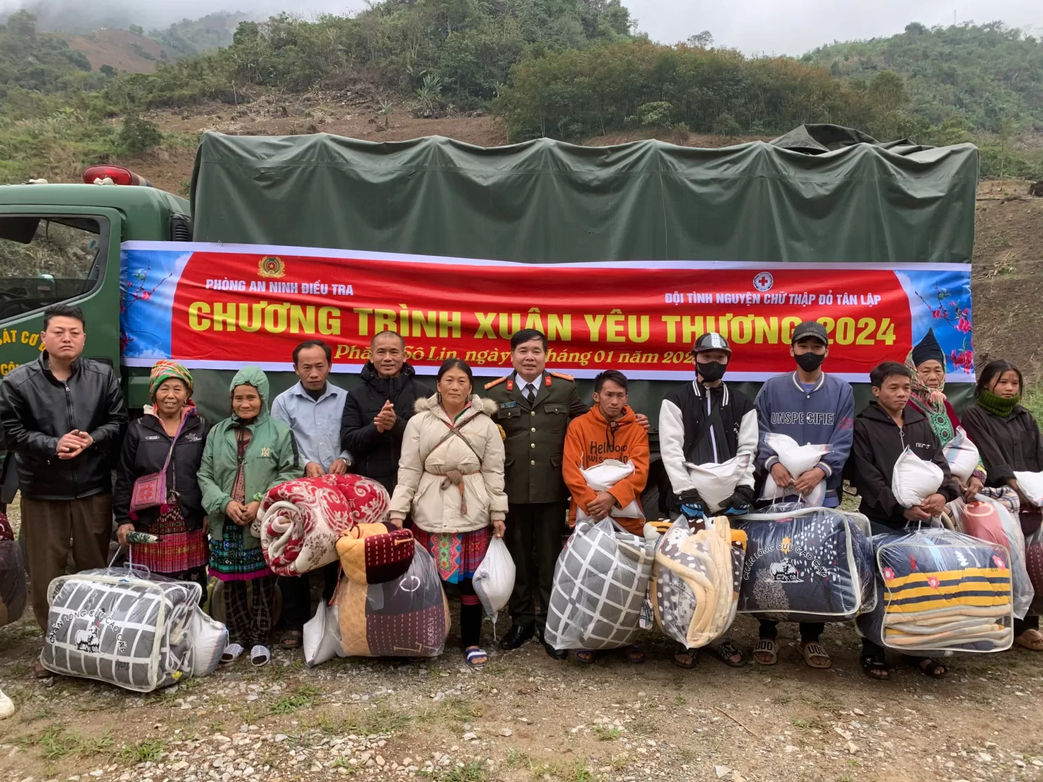 Mang yêu thương ấm áp đến với tết người dân xã Phăng Sô Lin