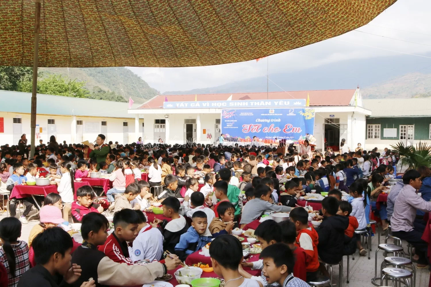 Quang cảnh chương trình Tết cho em tại xã Ma Quai, huyện Sìn Hồ