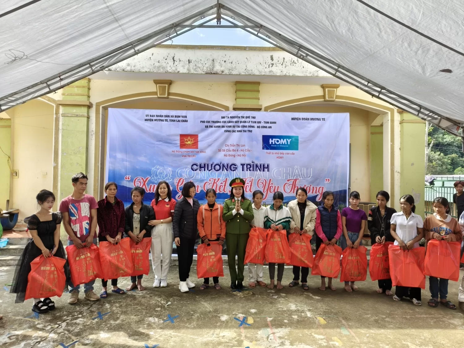 Đại tá Nguyễn Thị Quế Thu, Phó Cục trưởng Cục Cảnh sát quản lý tạm giữ, tạm giam và thi hành án hình sự tại cộng đồng cùng các nhà hảo tâm tặng quà cho 41 hộ gia đình trong bản Nậm Củm