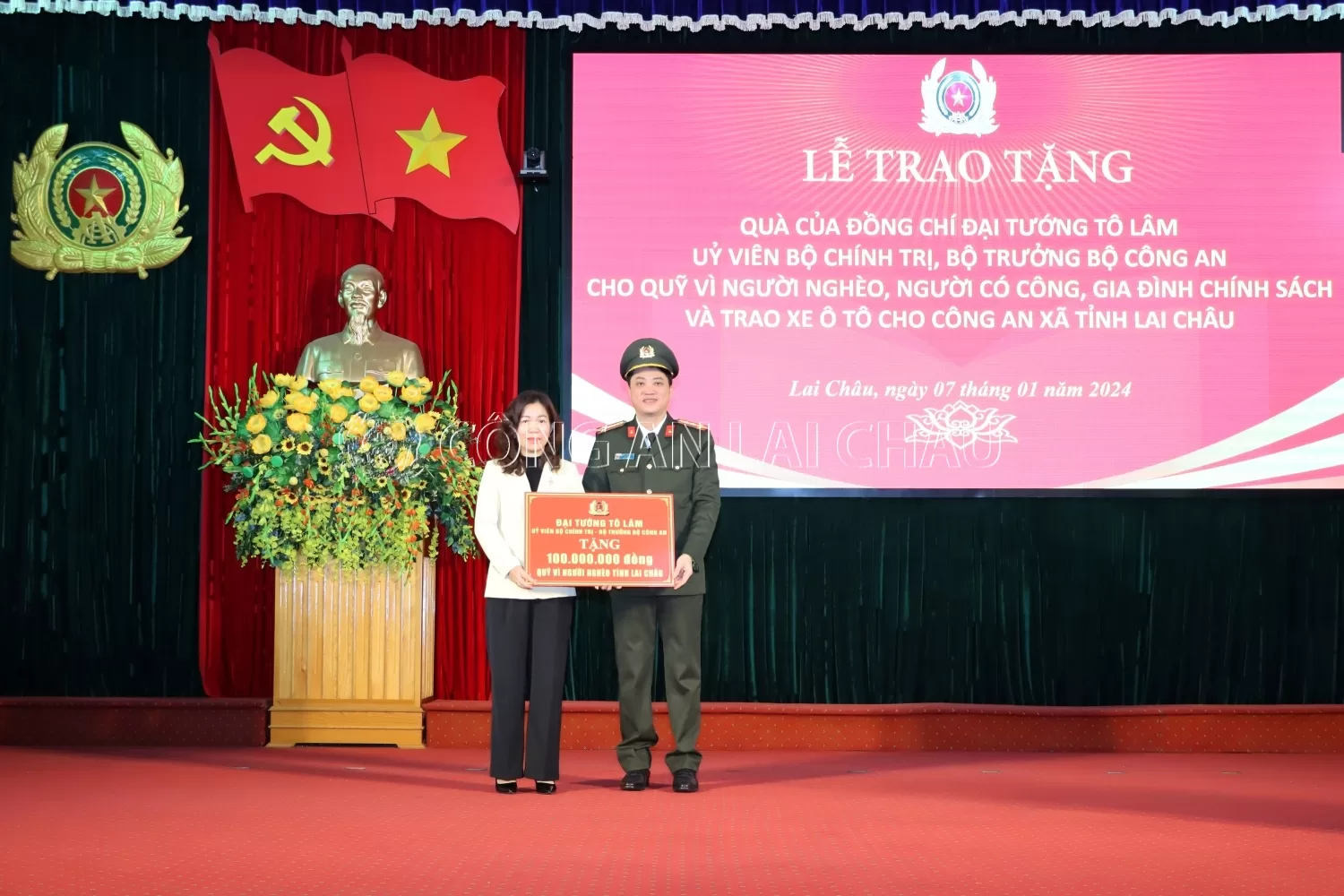 Thừa ủy quyền của Bộ trưởng Tô Lâm, Đại tá Nguyễn Viết Giang   Giám đốc Công an tỉnh Lai Châu trao tặng số tiền 100 triệu đồng cho quỹ Vì người nghèo tỉnh Lai Châu