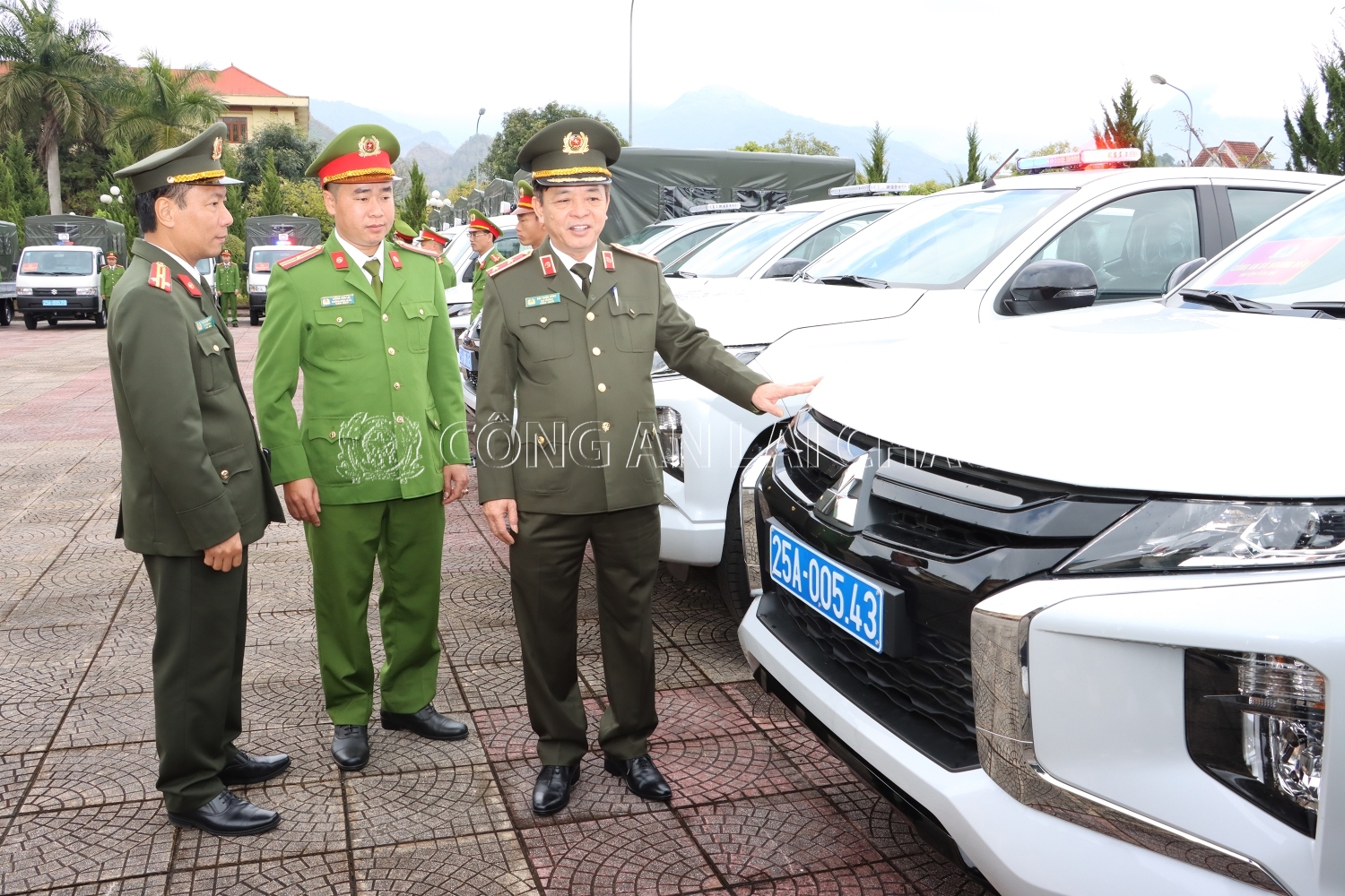 Trung tướng Bùi Thiện Dũng Cục trưởng Cục Trang bị và kho vận bàn giao xe cho Công an các xã được nhận xe