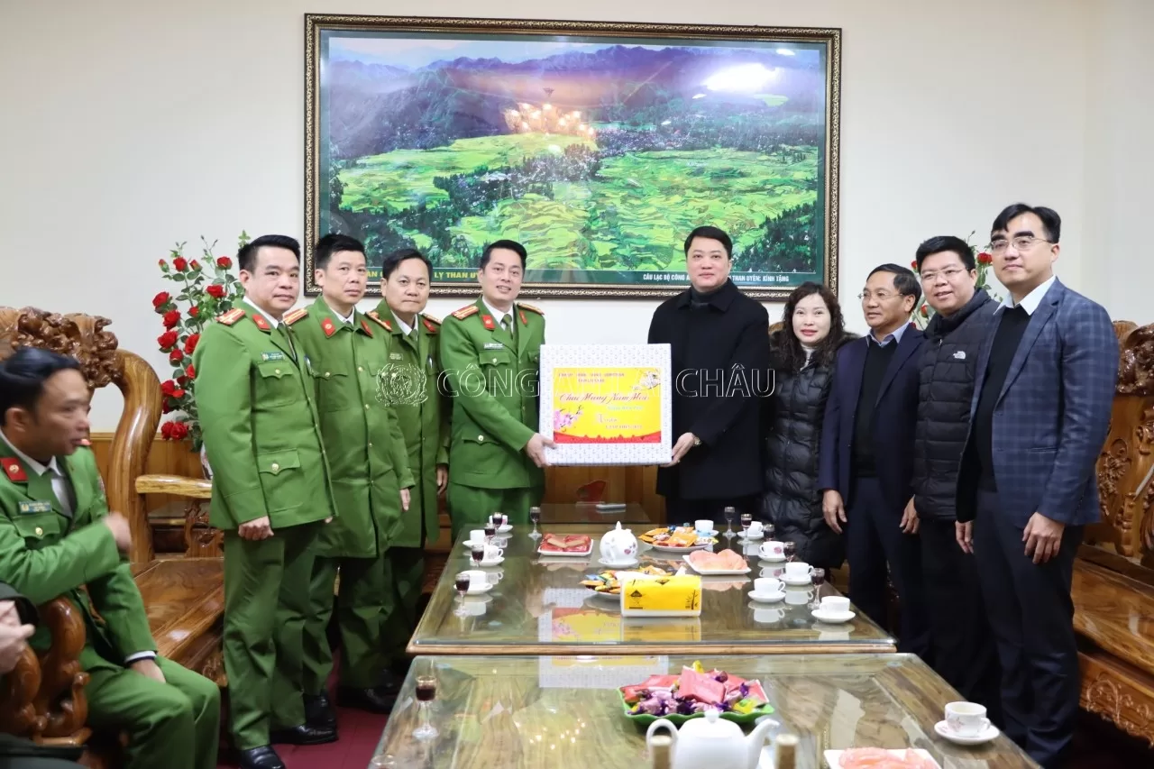 Đại tá Nguyễn Viết Giang - Uỷ viên Ban Thường vụ Tỉnh ủy, Giám đốc Công an tỉnh trao quà của Tỉnh ủy, UBND tỉnh, Công an tỉnh tặng Công an huyện Than Uyên