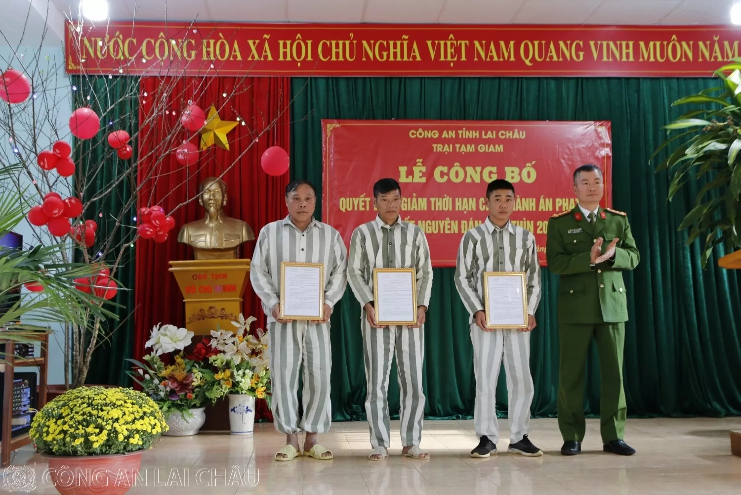 Đại tá Nguyễn Tuấn Hưng – Phó Giám đốc – Thủ Trưởng Cơ quan thi hành án hình sự Công an tỉnh trao quyết định cho các phạm nhân được giảm hết thời hạn chấp hành án phạt