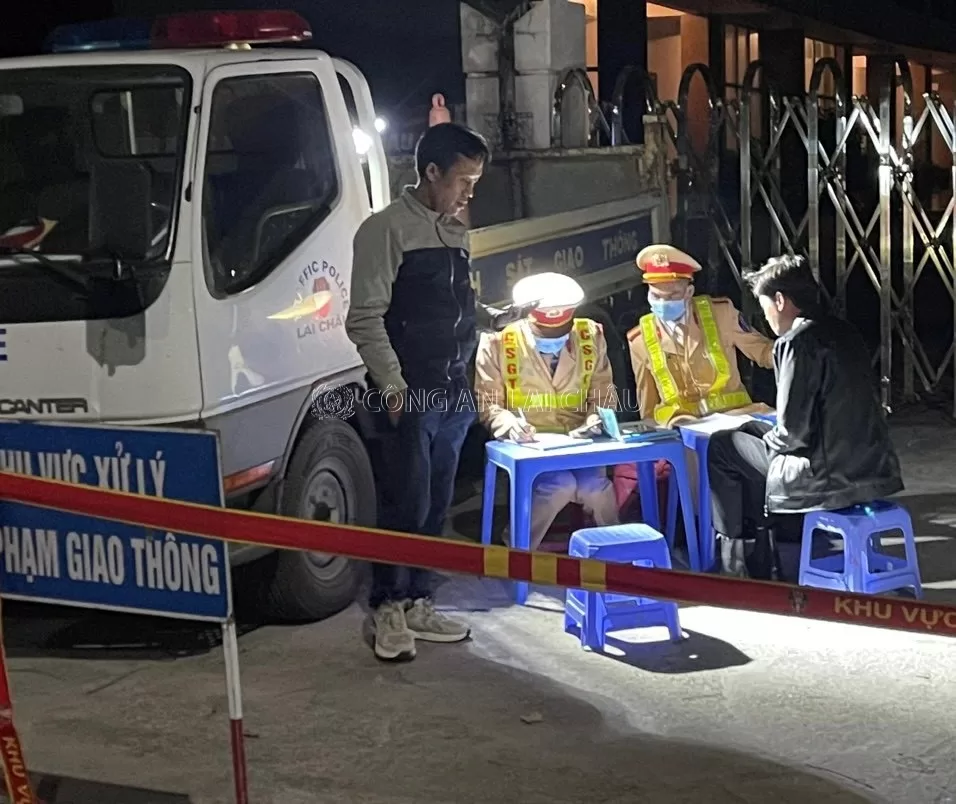 Lực lượng CSGT lập biên bản vi phạm luật giao thông