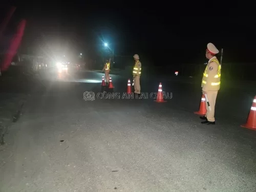 Cán bộ, chiến sỹ Đội CSGT đường bộ số 2, phòng CSGT Công an tỉnh lập chốt kiểm soát xử lý vi phạm nồng độ cồn trên địa bàn huyện Tam Đường.