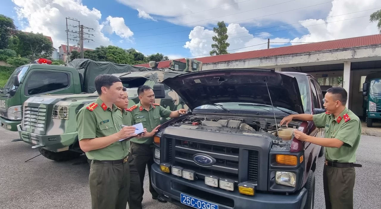 Cán bộ chiến sỹ Đội xe phòng Hậu cần kiểm tra phương tiện định kỳ