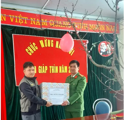 Trao quà Tết cho các gia đình có hoàn cảnh khó khăn, gia đình chính sách và các em học sinh nghèo vượt khó