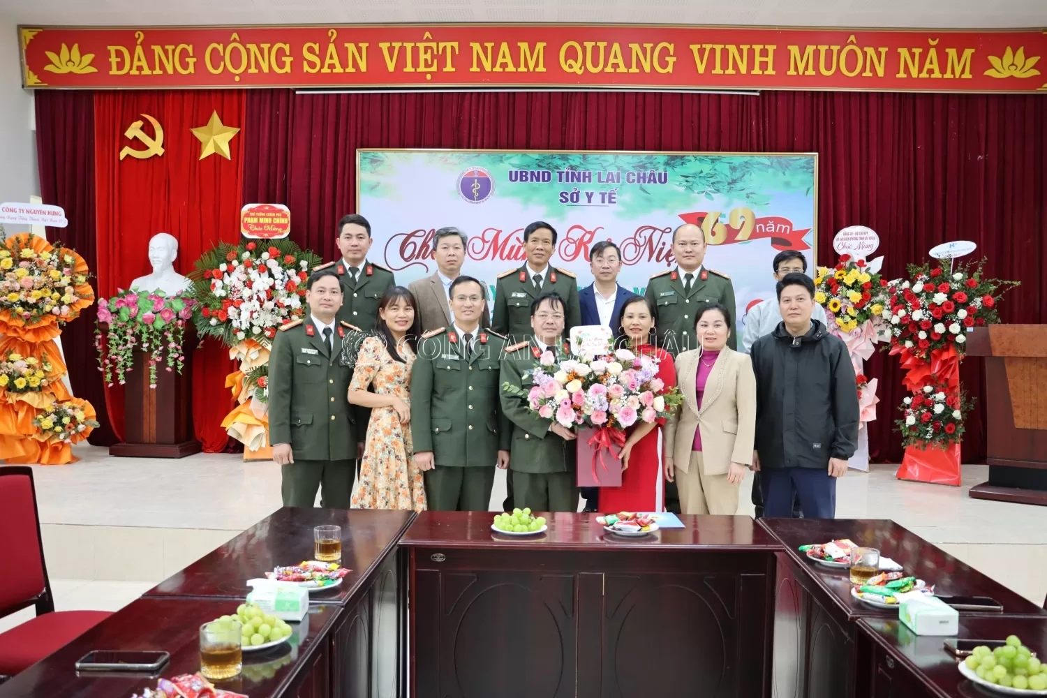 Đại tá Sùng A Súa -  Phó Giám đốc Công an tỉnh  thăm, chúc mừng Sở Y tế tỉnh Ngày thầy thuốc Việt Nam (27/2)