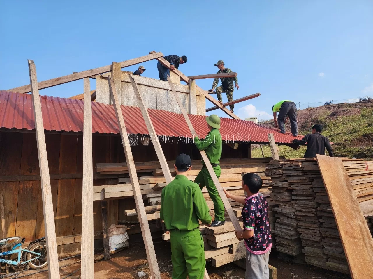 Công an xã Tà Tổng khẩn trương, kịp thời giúp người dân vượt qua thiên tai, mưa lốc.