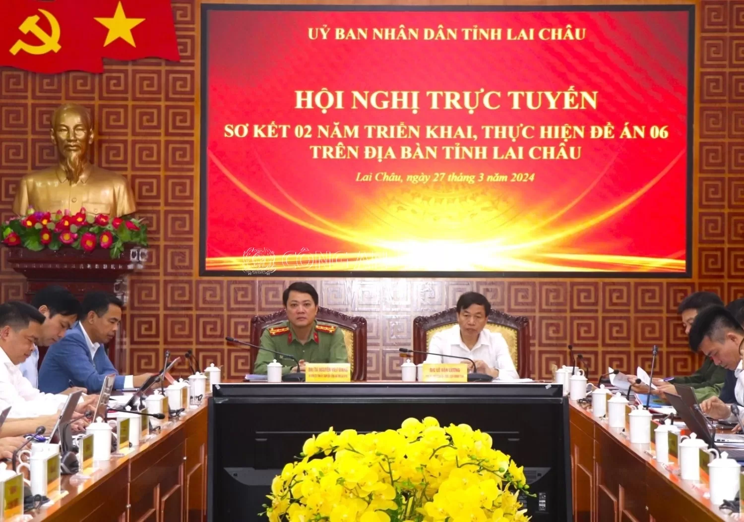Đồng chí Lê Văn Lương - Chủ tịch UBND tỉnh, Tổ trưởng Tổ công tác Đề án 06 tỉnh; Đại tá Nguyễn Viết Giang - Giám đốc Công an tỉnh, Tổ phó Thường trực Tổ công tác Đề án 06 tỉnh đồng chủ trì Hội nghị