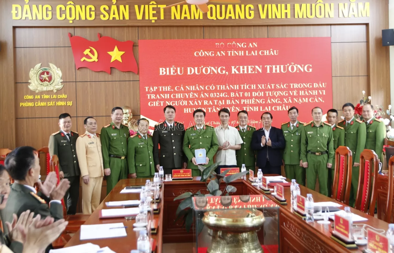 Đồng chí Phó Chủ tịch UBND tỉnh, Giám đốc Công an tỉnh và Chủ tịch UBND huyện Tân Uyên chúc mừng Ban Chuyên án và các đơn vị tham gia
