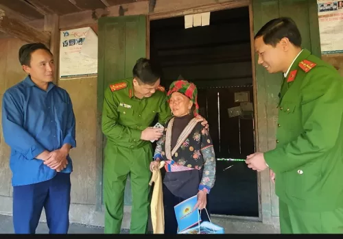 Lãnh đạo Công an tỉnh đến thăm và làm việc tại xã Tủa Sín Chải (Sìn Hồ)- địa bàn tiêu biểu “nhà không khóa cửa”