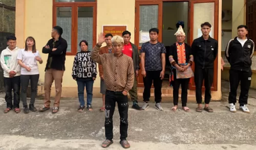 Lập sới bạc giữa chợ, 11 đối tượng bị bắt