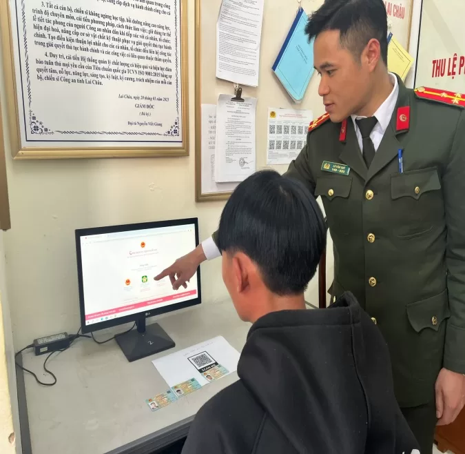 Cán bộ chiến sĩ phòng Quản lý xuất nhập cảnh hướng dẫn công dân sử dụng tài khoản định danh điện tử đăng nhập vào Dịch vụ công Bộ Công an để làm hộ chiếu online