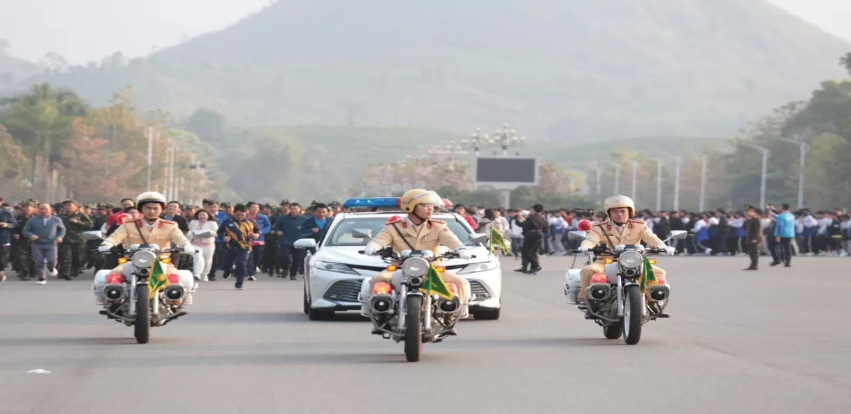 Hình ảnh đoàn xe chỉ huy, hướng dẫn giao thông