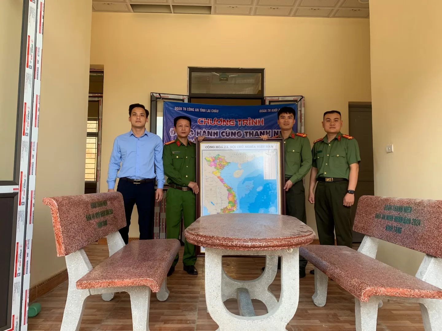 Đoàn Thanh niên khối ANND chụp ảnh lưu niệm cùng Công an xã Huổi Luông, huyện Phong Thổ tại trụ sở Công an xã mới