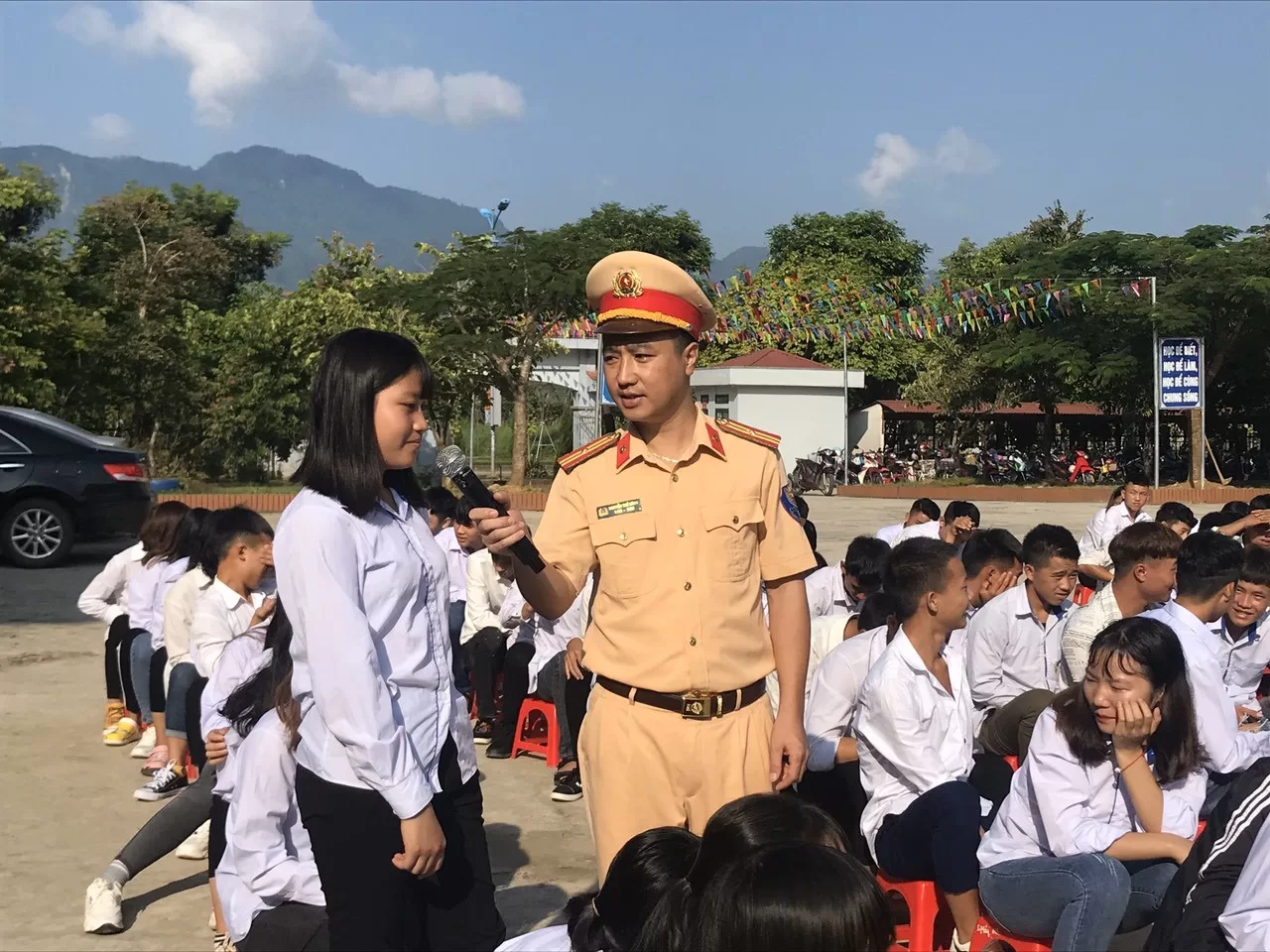 Học sinh trả lời câu hỏi tìm hiểu về Luật giao thông