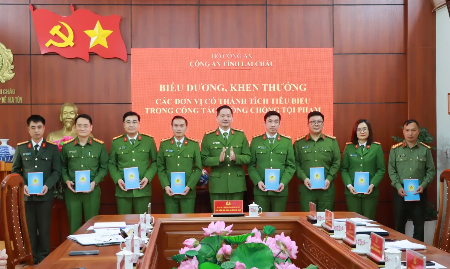 Đại tá Phạm Hải Đăng - Phó Giám đốc Công an tỉnh biểu dương, khen thưởng các tập thể có thành tích trong đấu tranh các vụ án