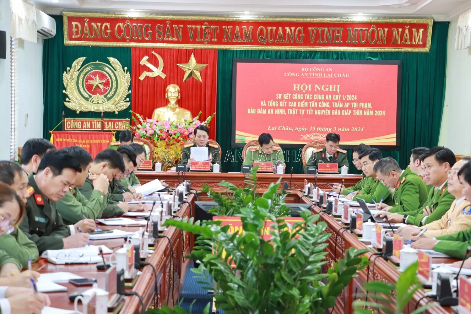 Đại tá Nguyễn Viết Giang - Giám đốc Công an tỉnh, Thiếu tướng Hoàng Văn Hà - Cục Trưởng Cục An ninh điều tra dự Hội nghị tại điểm cầu Công an tỉnh Lai Châu