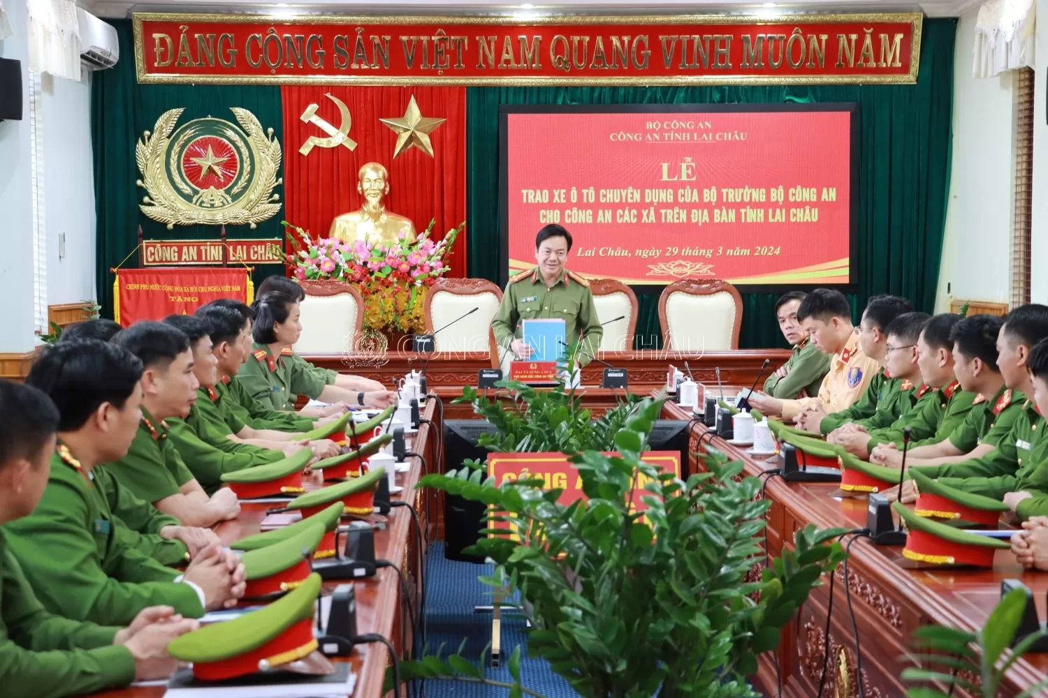 Đại tá Sùng A Súa - Phó giám đốc Công an tỉnh phát biểu tại lễ trao xe