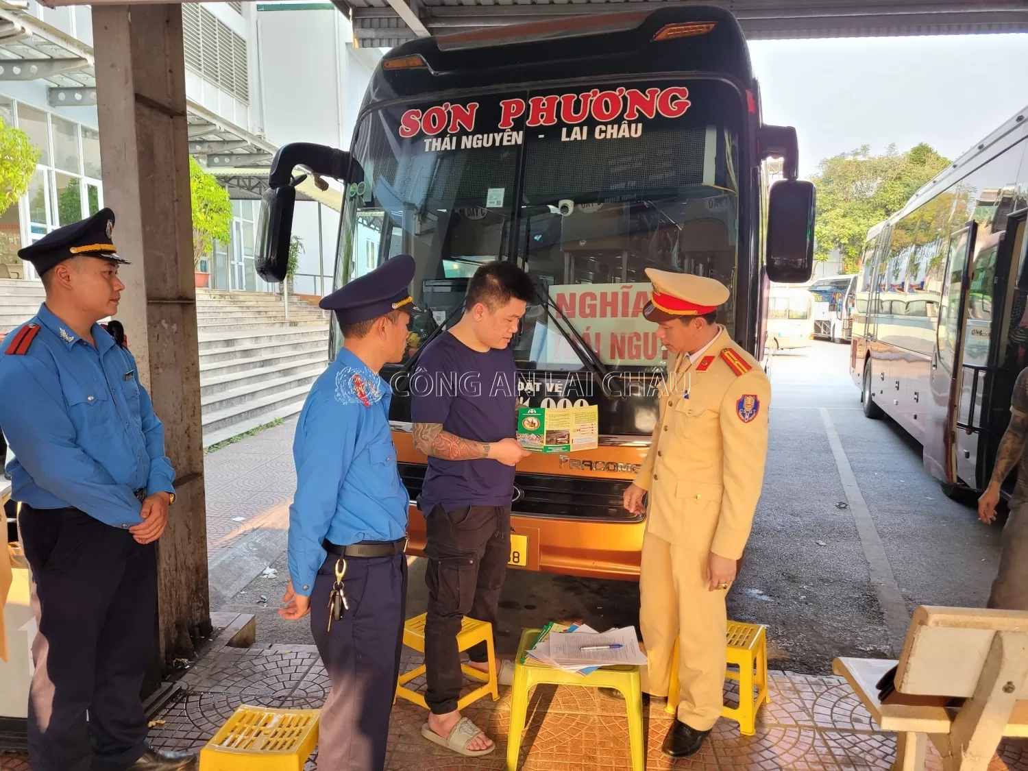 Tổ công tác liên ngành yêu cầu lái xe ký cam kết bảo đảm TTATGT