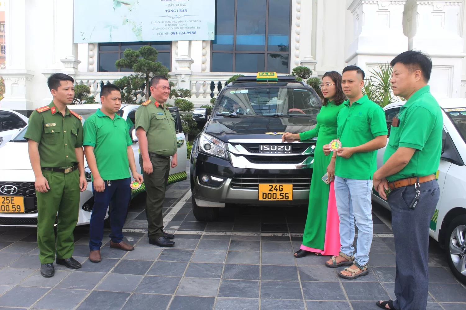 Trao tặng “móc khóa an ninh”, gắn biểu trưng mô hình và tuyên truyền kiến thức pháp luật đối với tài xế taxi Mai Linh
