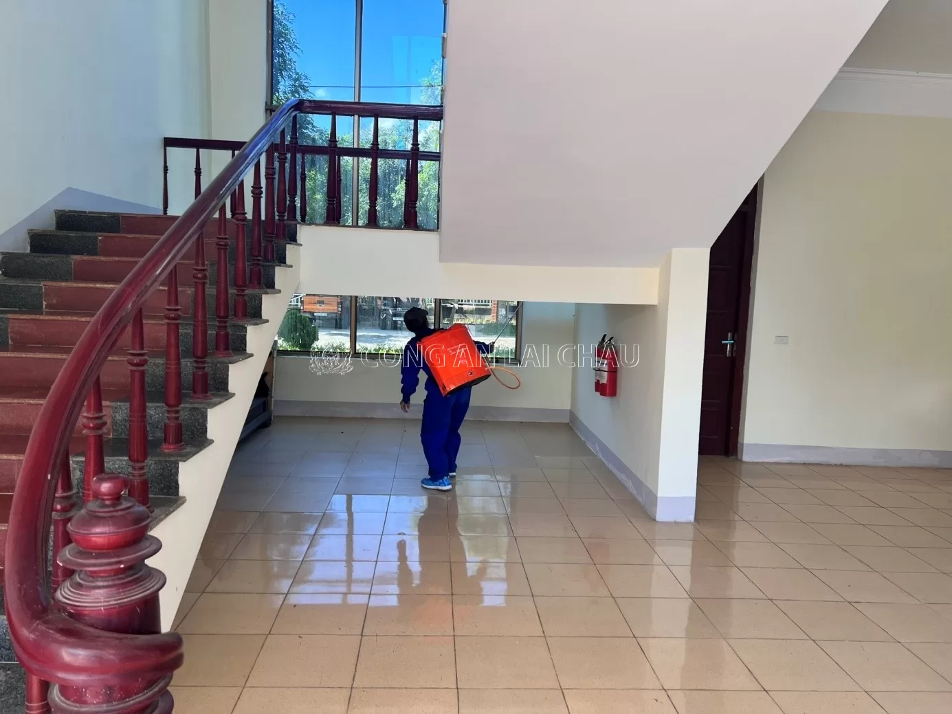 Bệnh xá Công an tỉnh tiến hành phun thuốc diệt muỗi tại trụ sở  Công an tỉnh