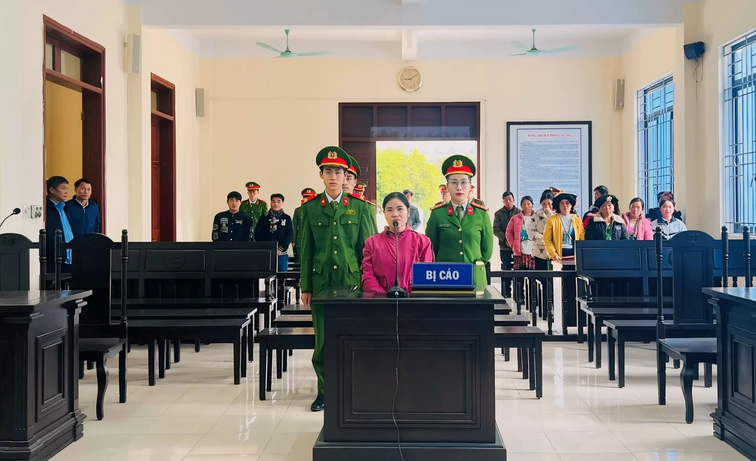 Cán bộ, chiến sỹ Đội Cảnh sát bảo vệ, Trại Tạm giam bảo vệ phiên tòa xét xử sơ thẩm bị cáo Vàng Lỳ Nu về tội mua bán trái phép chất ma túy