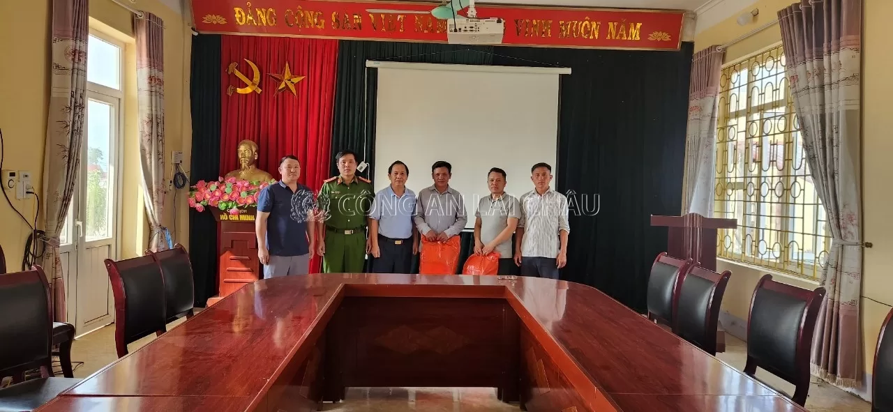 Đ/c thượng tá Giàng Páo Là, Trưởng phòng An ninh nội địa (đứng thứ 3 từ bên trái sang) tặng quà cho các chức sắc, người có uy tín trong dân tộc thiểu số trên địa bàn xã Sin Suối Hồ, huyện Phong Thổ