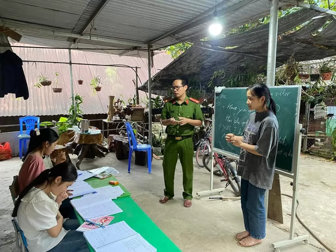 “Lớp học ngoại ngữ” ở bản nghèo vùng cao biên giới của thầy giáo Công an xã Nậm Ban