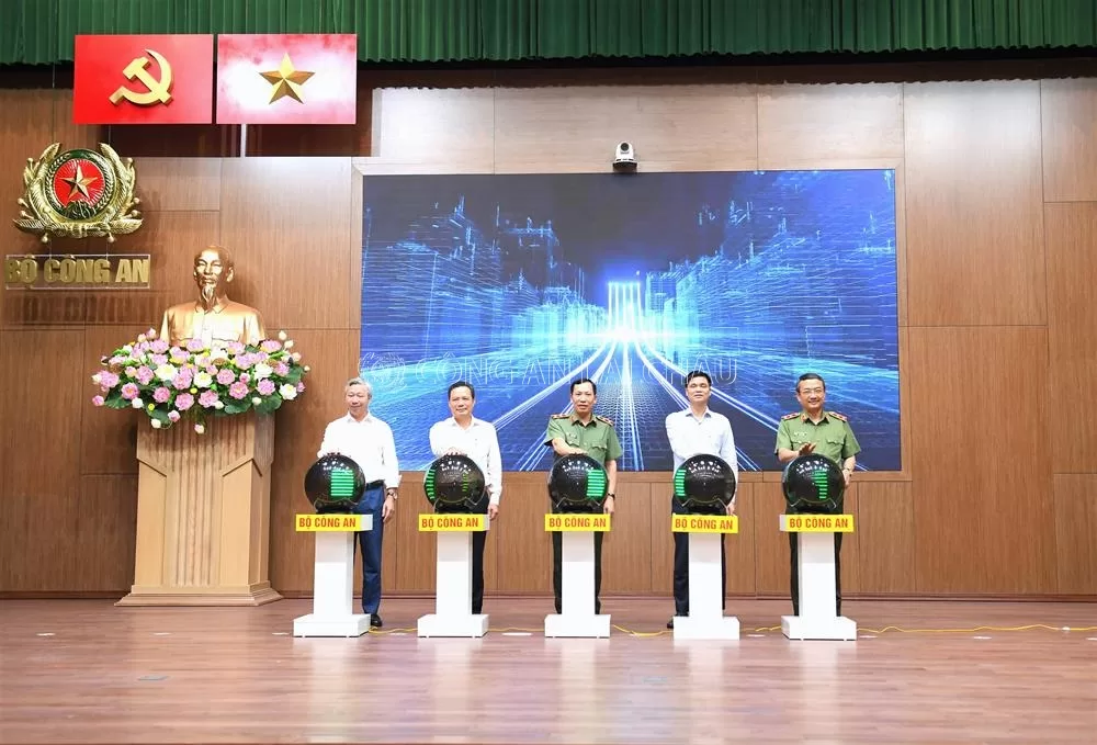 ấn nút phát động