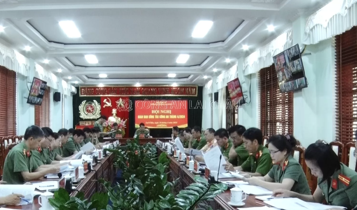 Lãnh đạo Phòng Tham mưu Công an tỉnh thông qua báo cáo tinh hình công tác tháng trước Hội nghị