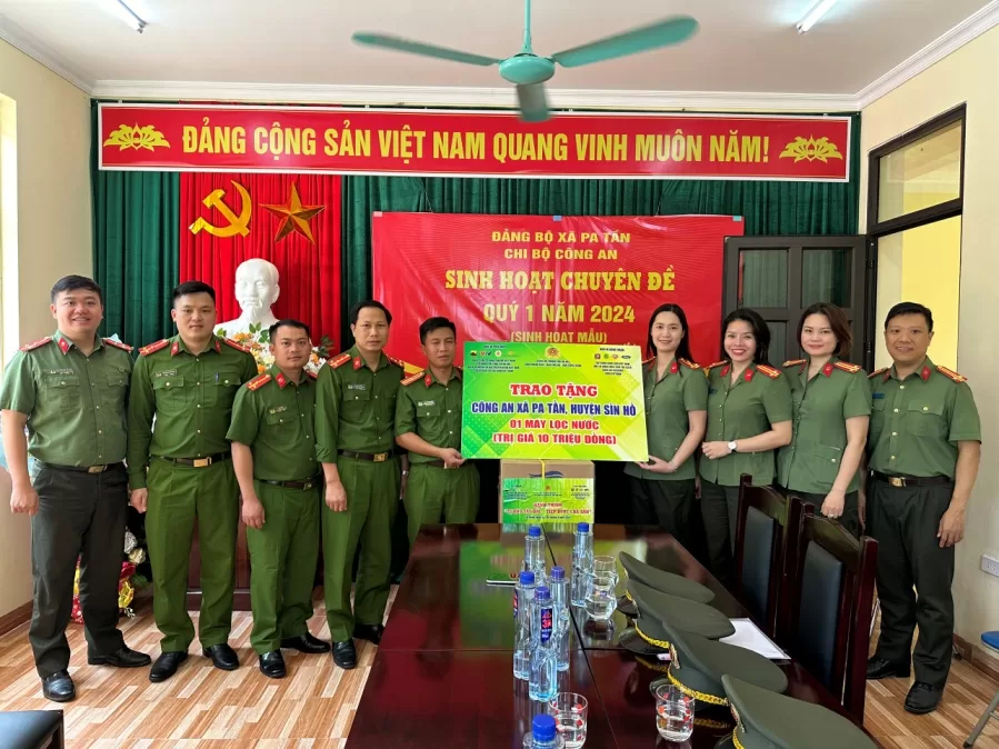 Đoàn công tác Công an TP.Hà Nội trao quà cho Công an xã Pa Tần