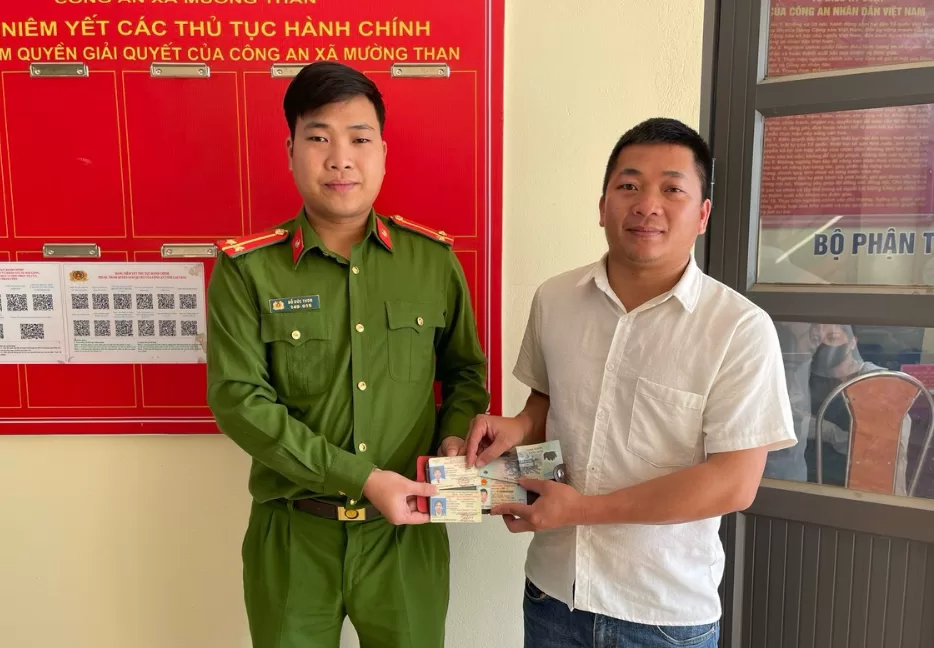 Cán bộ CAX Mường Than trả lại tài sản cho người đánh rơi