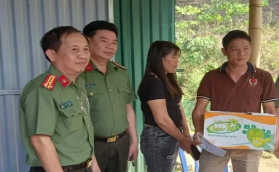 Đ/c Đại tá Tao Văn Trường - Phó Giám đốc Công an tỉnh và lãnh đạo Phòng An ninh nội địa đến gặp gỡ, động viên hộ gia đình Sùng A Sèng