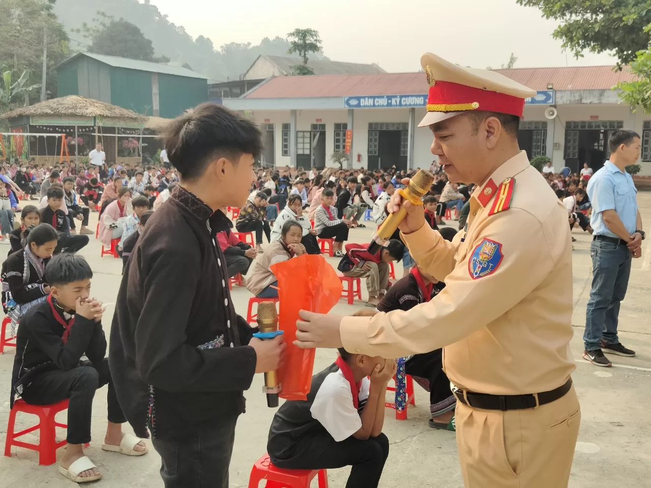  Tuyên truyền Luật giao thông đường bộ và Luật PCCC tại trường Tiểu học và THCS Nà Tăm.