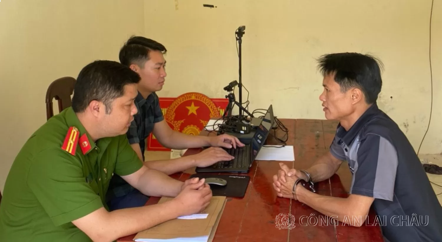 Cầm dao bầu đòi gặp chủ tịch huyện để yêu cầu giải quyết tin đồn vợ ngoại tình