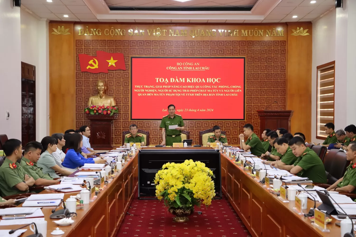 Đại tá Phạm Hải Đăng - Phó Giám đốc Công an tỉnh, Phó Trưởng Ban chỉ đạo PCTP tỉnh Lai Châu chủ trì Tọa đàm khoa học