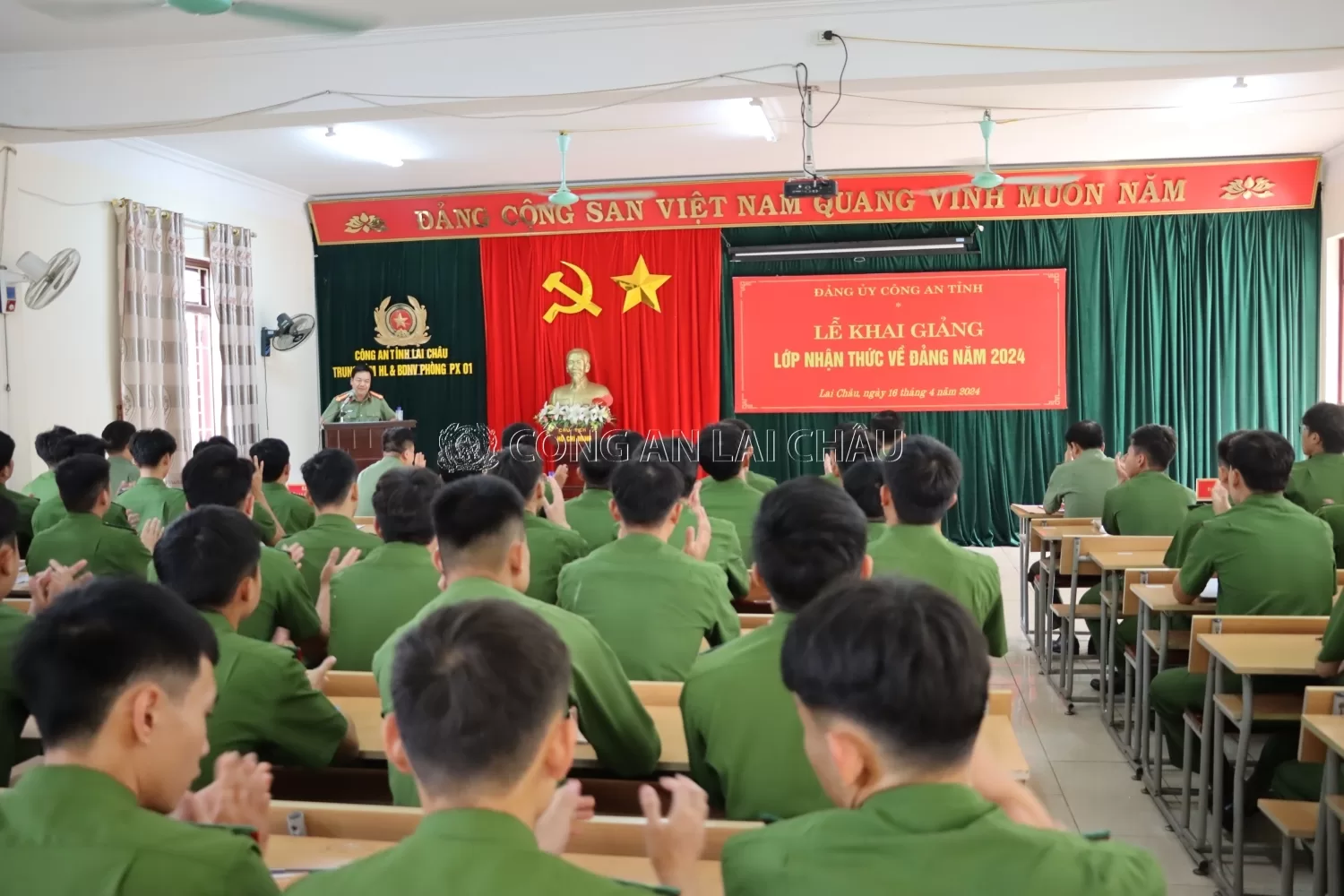 Đại tá Sùng A Súa - Phó bí thư Đảng ủy, Phó giám đốc Công an tỉnh phát biểu tại lễ khai giảng