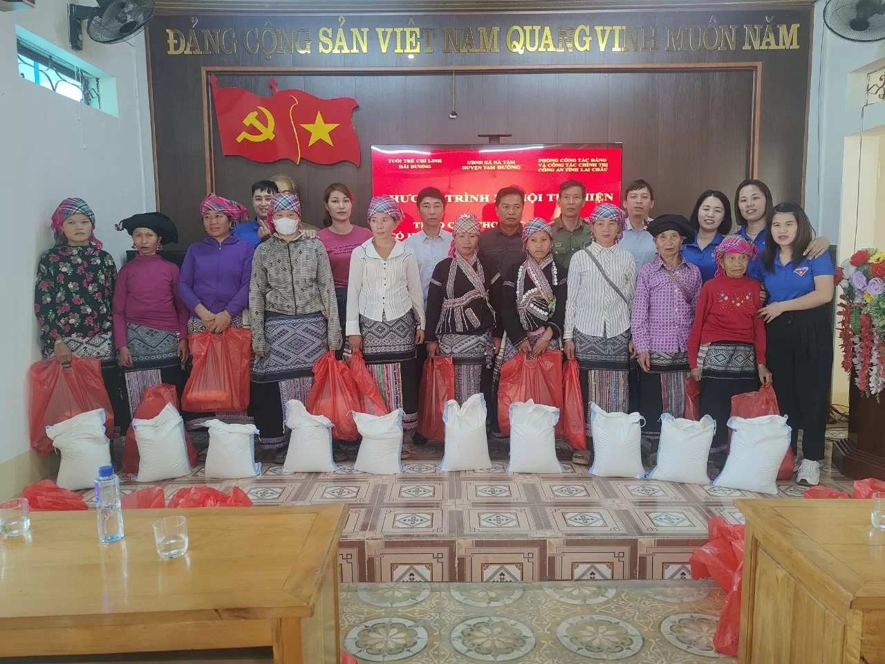 Đoàn công tác tặng gạo và các nhu yếu phẩm thiết yếu cho các hộ nghèo có hoàn cảnh khó khăn tại xã Nà Tăm