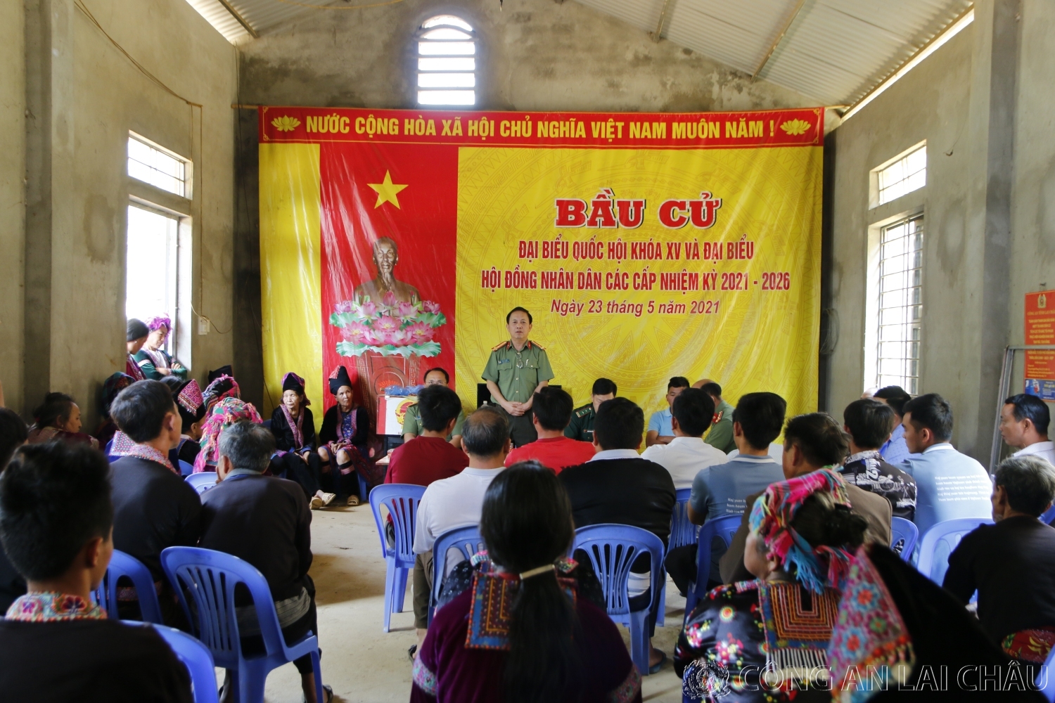 Thượng tá Giàng Páo Là - Trưởng phòng An ninh nội địa tuyên truyền pháp luật cho người dân