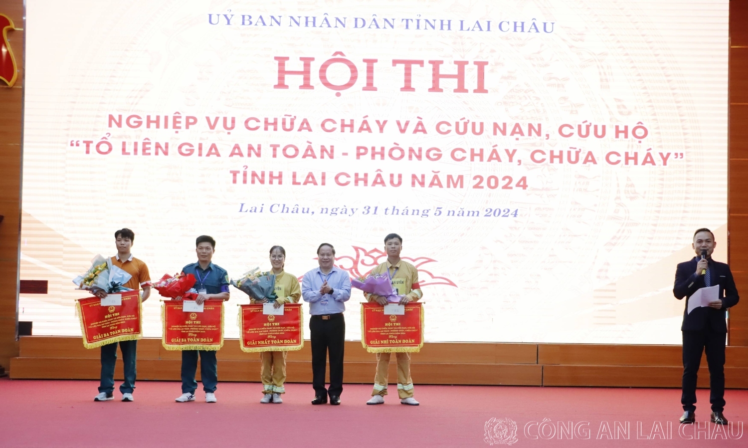 Đồng chí Tống Thanh Hải - Ủy viên Ban Thường vụ Tỉnh ủy, Phó Chủ tịch Thường trực UBND tỉnh – Trưởng Ban tổ chức Hội thi trao giải toàn đoàn cho các đội thi