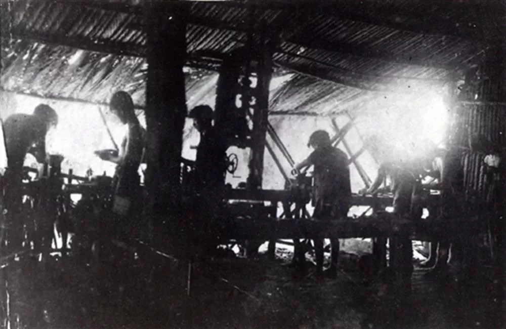 Công an xưởng Nam Bộ chế tạo vũ khí phục vụ kháng chiến, năm 1949 Ảnh tư liệu
